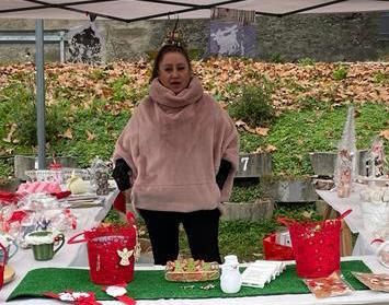 Stefania al suo stand e le creazioni che aveva portato a Natale