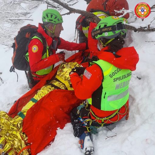 Addestramento sotto la neve per il Soccorso alpino di Varese Addestramento sotto la neve per il Soccorso alpino di Varese
