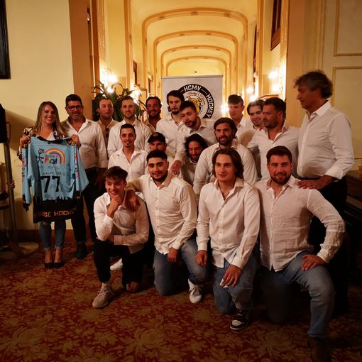 Elena insieme alla squadra con la maglia usata dai Mastini prima di ogni partita che riporta il logo de L'Arcobaleno di Nichi