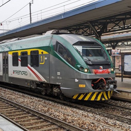 Carro lavori fuori dai binari a Saronno, mattinata piena di disagi. Trenord spiega