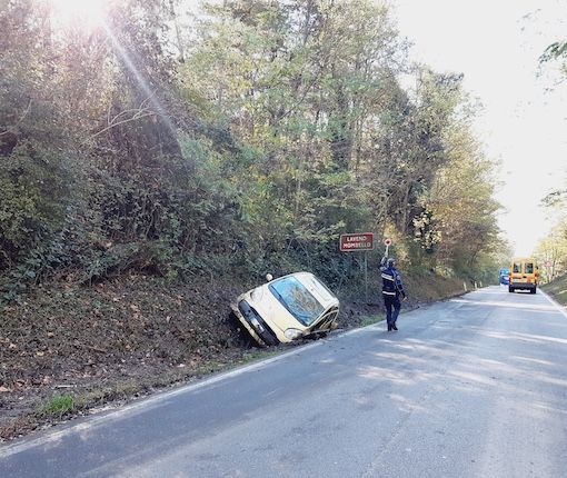 L'auto finita fuori strada (foto da LuinoNotizie.it)