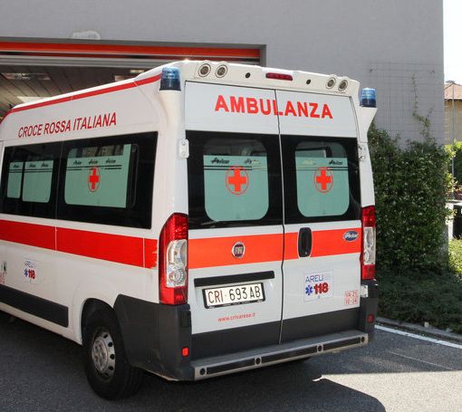 Scontro tra un'auto e una moto in via Virgilio: paura per una donna di 59 anni