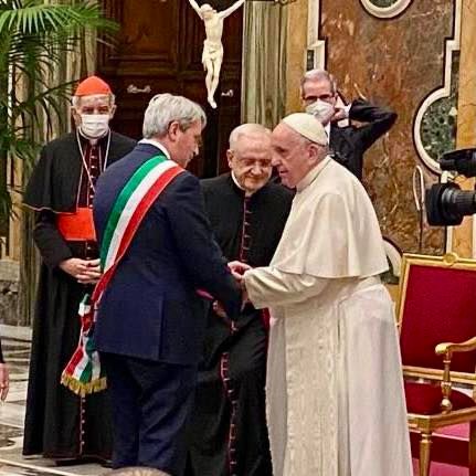 Galimberti ricorda Papa Francesco postando questa foto dell'incontro a Roma nel febbraio 2022