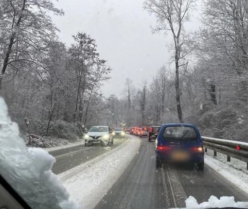 Nevica sull'Alto Varesotto, disagi al traffico (foto da Luinonotizie)
