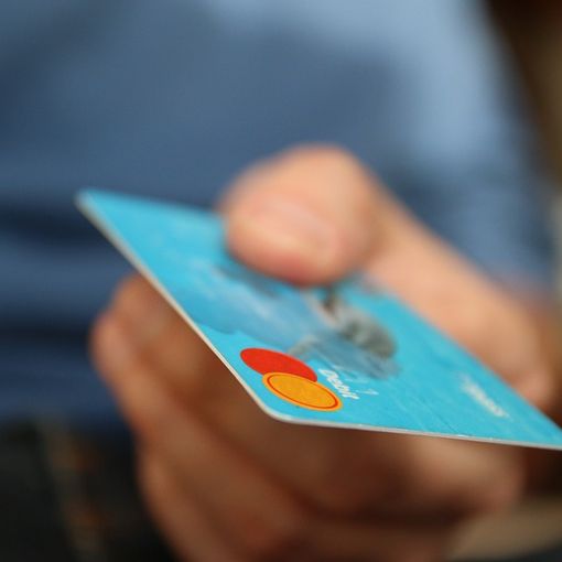 Preleva con la carta di credito rubata. 43enne “pizzicata” dalle telecamere