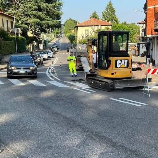 La buca che si è aperta sulla statale in via Roma qualche giorno fa a Barasso