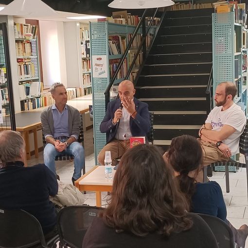 In Biblioteca a Gavirate, Biagio Maglienti (al centro), Davide Marelli (a sinistra) e Nicolò Gaspari (a destra)