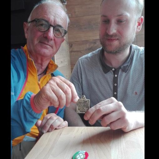 Giovanni Bloisi con Igor e la piastrina del soldato Davide Ponschin