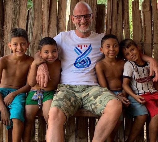 Roberto Bof felice in Brasile nel 2019 in mezzo ai bimbi dello Stato di Maranhão che hanno i banchi ma non i libri e giocano con palloni di pezza a piedi nudi su strade in terra rossa