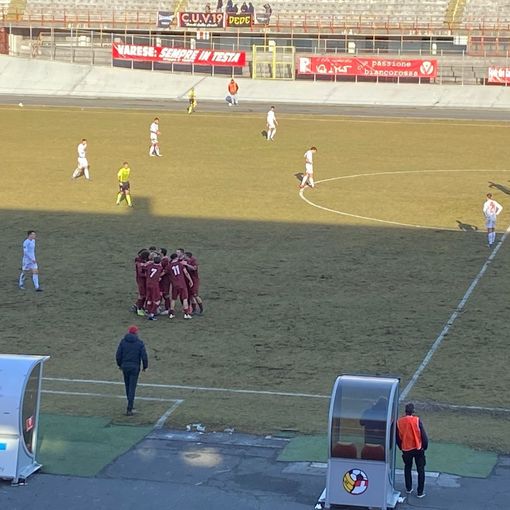 Il Varese con la pancia piena partecipa alla fiera del gol fallito e perde per la seconda volta al Franco Ossola (1-2)