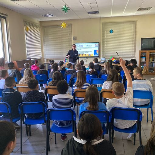 VareseNoi entra a scuola: una mattinata con le classi quinte della Scotti di Laveno