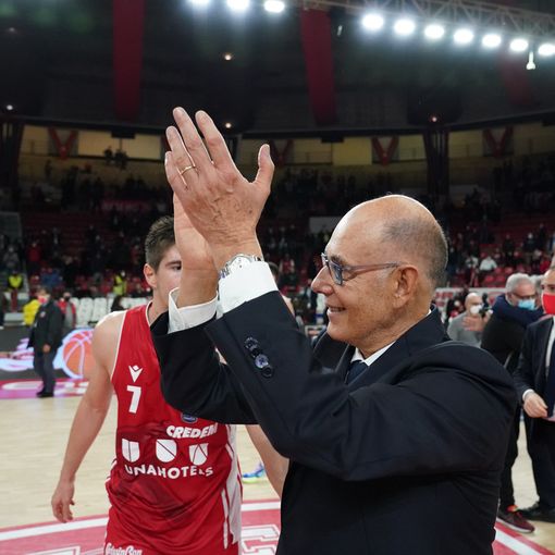 Caja applaude Masnago che lo applaude (foto Fabio Averna)