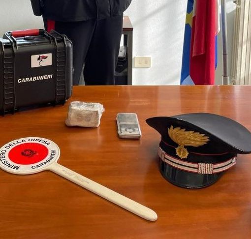 Nuova operazione antispaccio dei carabinieri: rinvenuti 200 grammi di hashish e un bivacco nei boschi di Carnago