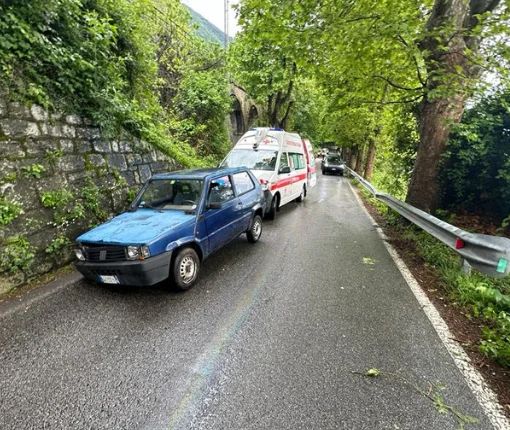 L'auto finita contro un muro a Castelveccana (foto da Luinonotizie.it)