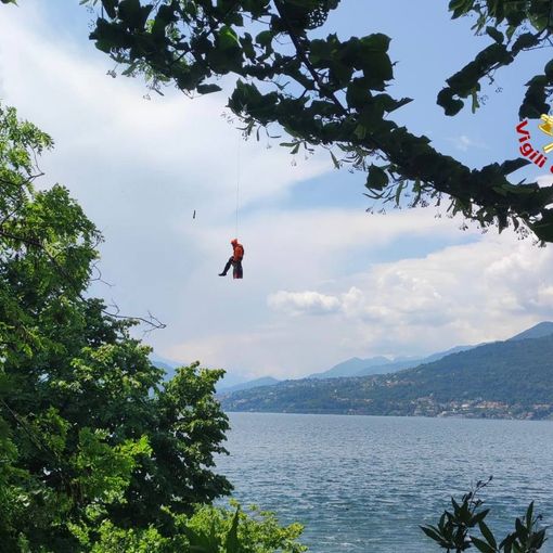 VIDEO E FOTO. Recuperato dai sommozzatori il cadavere rinvenuto nel pomeriggio sul fondo del lago Maggiore a Castelveccana