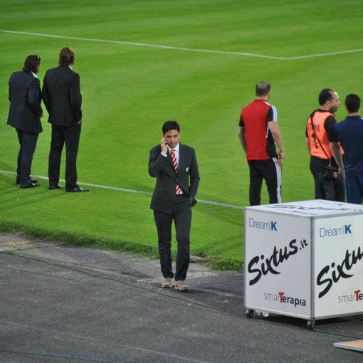 Giuseppe D'Aniello a bordo campo in serie B (foto Ezio Macchi)