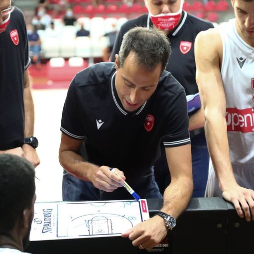 Massimo Bulleri durante uno dei suoi primi timeout all'Enerxenia Arena nella foto di Alberto Ossola - Pallacanestro Varese