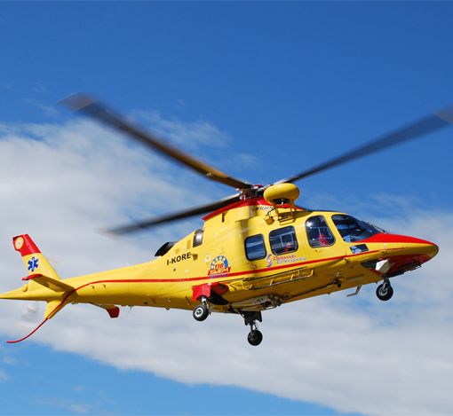 Schianto tra due auto in Valganna: cinque persone coinvolte, si alza in volo anche l'elisoccorso