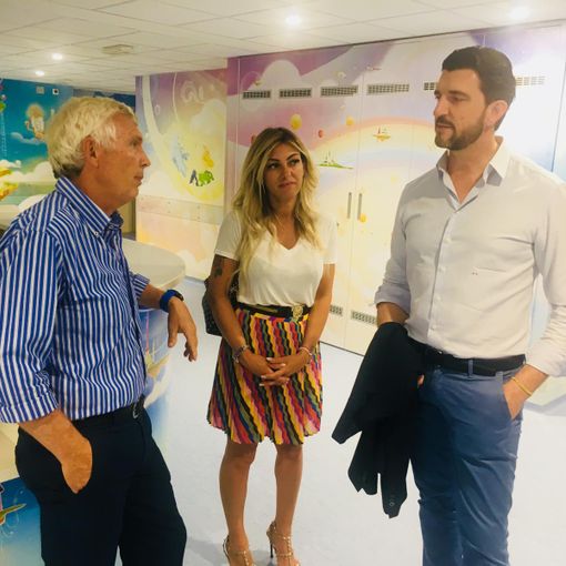 Roberta Montagnoli e Paolo Fantinato nel reparto di neuropsichiatria infantile all'ospedale Del Ponte insieme a Riccardo Cappello del Ponte del Sorriso