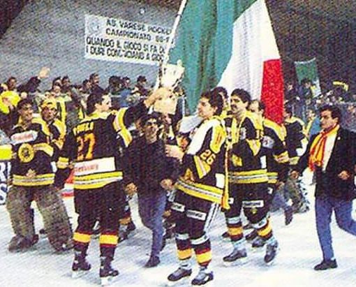 Il trionfale giro di pista in via Albani della Kronenbourg scudettata per la seconda volta dopo il 3-0 nella serie finale con il Fassa del 4 marzo 1989