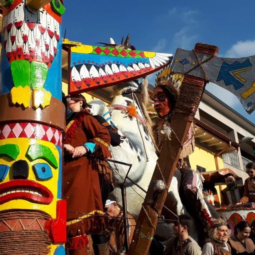 FOTO. Il Carnevale conquista Laveno: gruppi mascherati e carri allegorici per un sabato di allegria