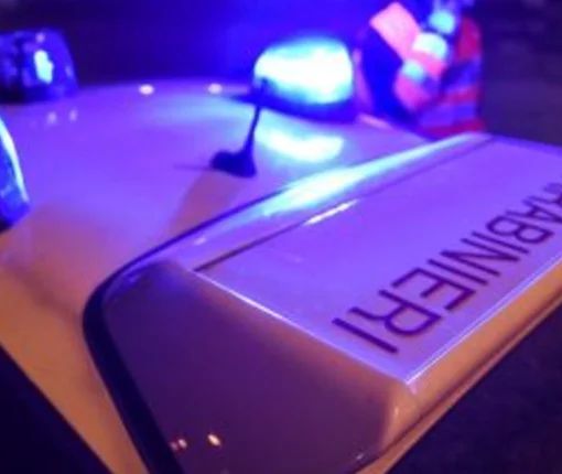 Lite tra vicini di casa: uomo danneggia un’auto con una roncola