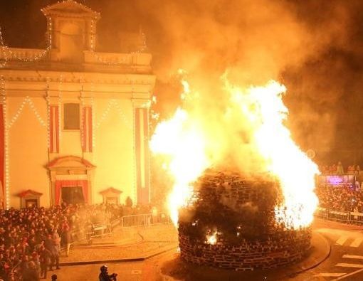 E' il giorno del Falò di Sant'Antonio. Orari, programma, parcheggi e strade chiuse: tutte le informazioni per godersi la festa
