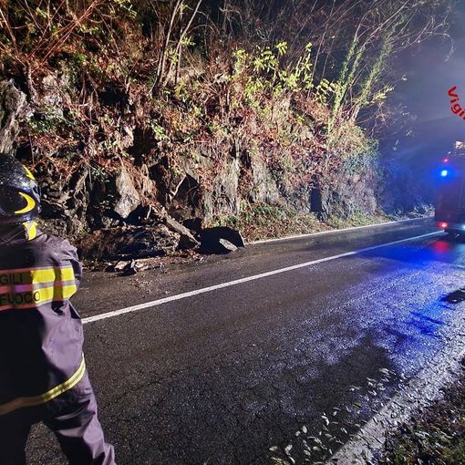 Frana tra Luino e Cremenaga, la statale resta chiusa. Lunghe code a Fornasette