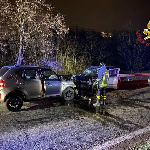 Schianto frontale sulla Tangenziale di Varese: due feriti e strada chiusa