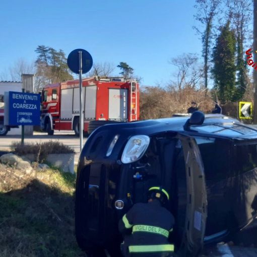 I vigili del fuoco impegnati nelle operazioni di recupero del veicolo