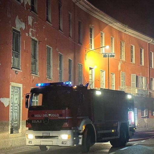 FOTO. Notte di fuoco a Germignaga, in fiamme l’ex setificio: indagano i carabinieri