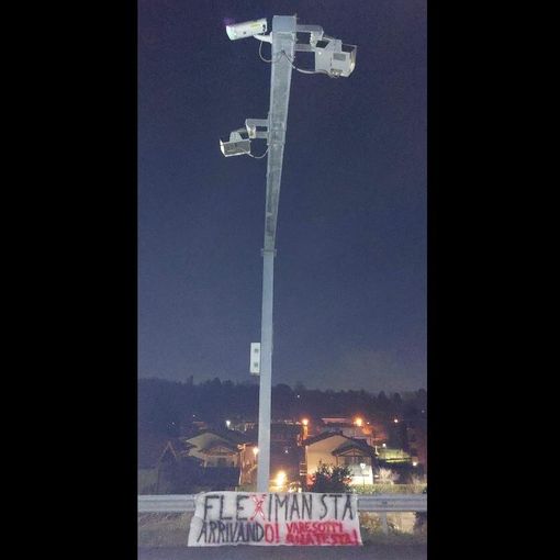 Lo striscione firmato "Fleximan" comparso sotto l'autovelox della strada provinciale di Buguggiate, tra Capolago e l'imbocco dell'autostrada. Le foto, postate da Francesco Tomasella, e il tam tam corre sui social Lo striscione firmato "Fleximan" comparso sotto l'autovelox della strada provinciale di Buguggiate, tra Capolago e l'imbocco dell'autostrada. Le foto, postate da Francesco Tomasella, e il tam tam corre sui social