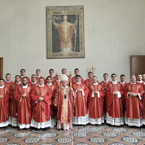 L'Arcivescovo Delpini ordina 17 nuovi sacerdoti. Tra loro tre varesini
