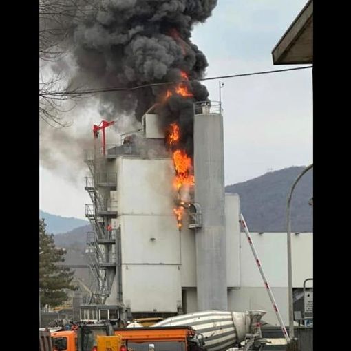 L'incendio che si è sviluppato all'interno della ditta Civelli di Gavirate