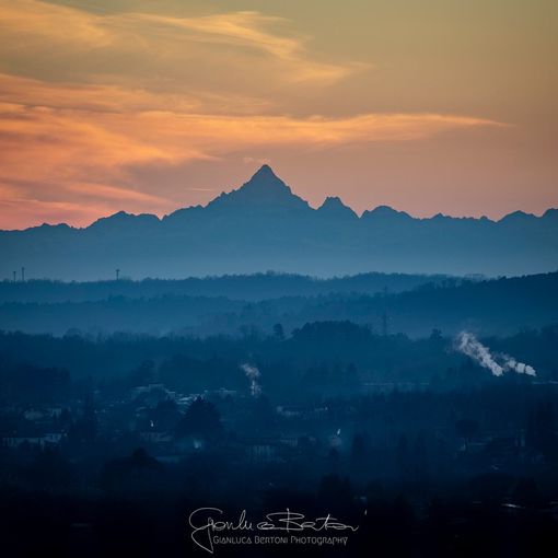 Nell'immagine di Gianluca Bertoni il Monviso visto da Varese