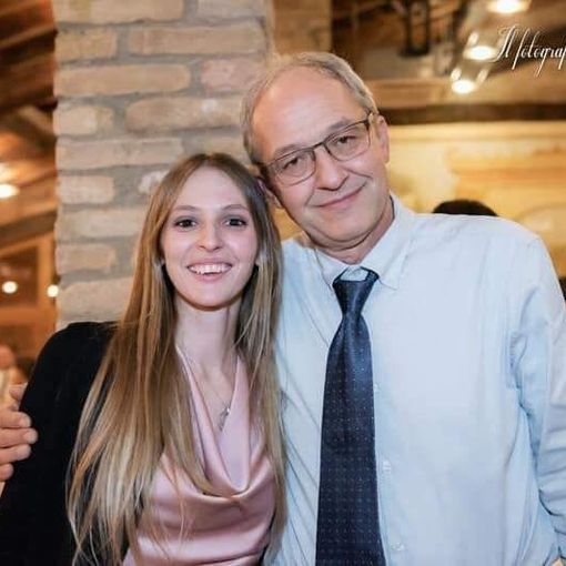Con questa foto postata sul suo profilo ufficiale, Attilio Fontana ricorda Giulia e abbraccia il papà Massimiliano e la famiglia