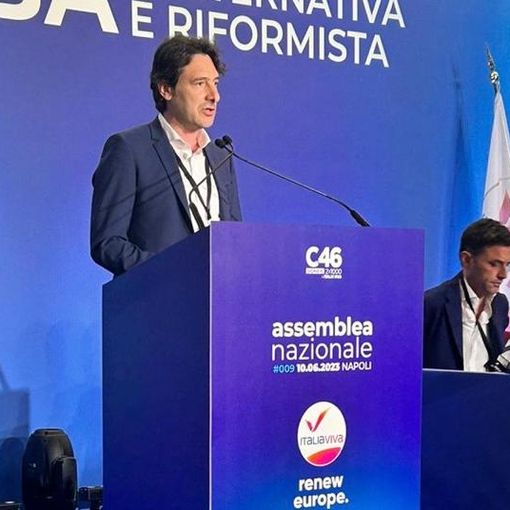 Giuseppe Licata durante l'intervento all'assemblea nazionale di Italia Viva a Napoli