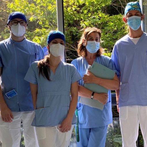 La professoressa Lucia Tettamanti (terza da sinistra) con alcuni studenti a Velate, nella sede del corso di laurea magistrale in Odontoiatria e protesi dentaria risultato primo in Italia nella classifica Censis