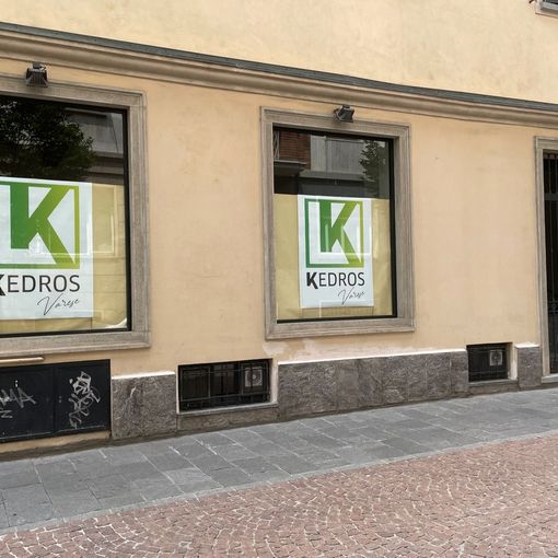 I cartelli affissi sulle vetrine al centro di via Rossini