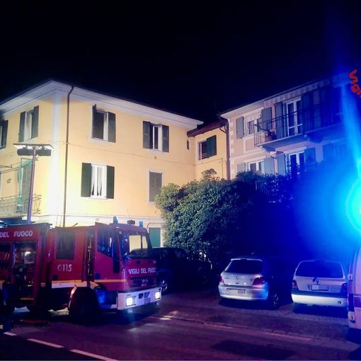 Lo stabile di via Labiena a Laveno dove si è sviluppato l'incendio in cui ha perso la vita una persona Lo stabile di via Labiena a Laveno dove si è sviluppato l'incendio in cui ha perso la vita una persona