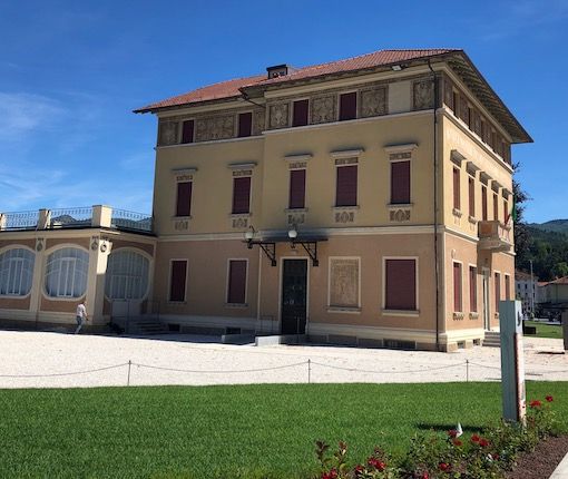 «Impedire gli assembramenti di ragazzi sui gradini di Palazzo Verbania a Luino»