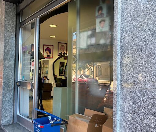 Luino, vandali in centro: spaccata la vetrina di un parrucchiere