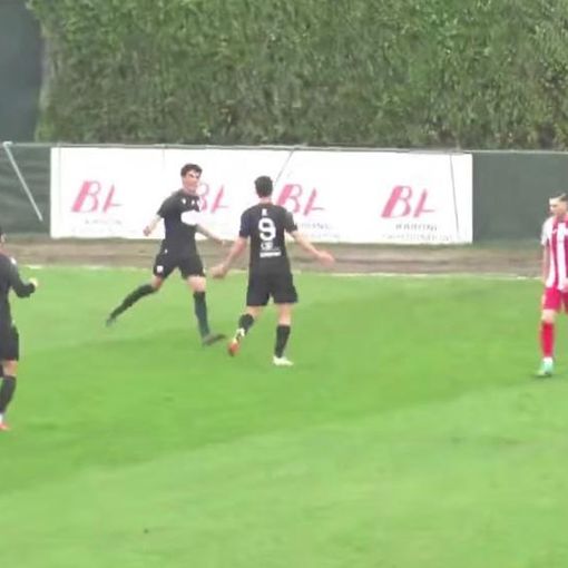 Manicone esulta dopo il gol capolavoro dell'1-0