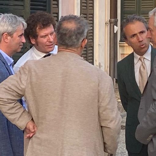 Uniti per il centro federale ieri in Comune: Matteo Bianchi, secondo da sinistra, parla con il sindaco Davide Galimberti, il presidente della Provincia Marco Magrini (di spalle), il presidente della Camera di Commercio Mauro Vitiello e il segretario generale Mauro Temperelli