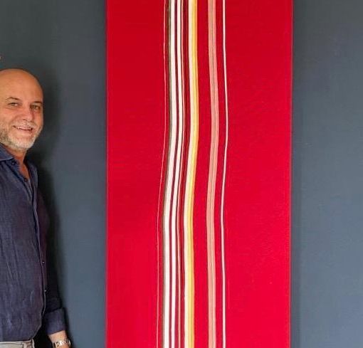 Max Frattini con un'opera di suo papà, Vittore Frattini