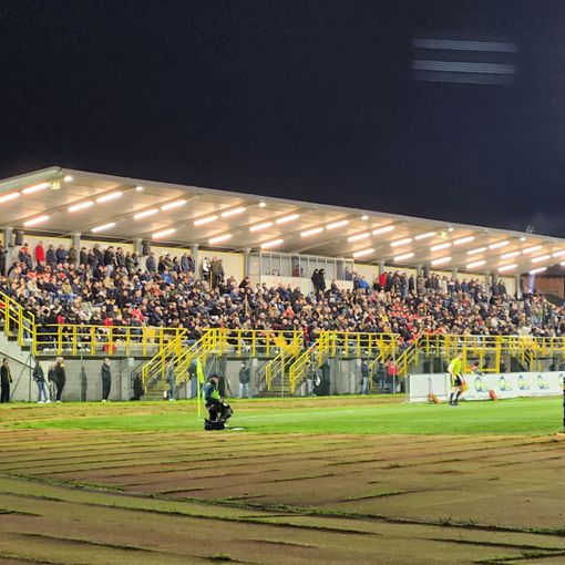 Il grande pubblico che a Broni ha assistito alla vittoria dell'Oltrepò nel derby sul Pavia. Sotto il delirio biancorosso per il gol vincente di Gabrielli