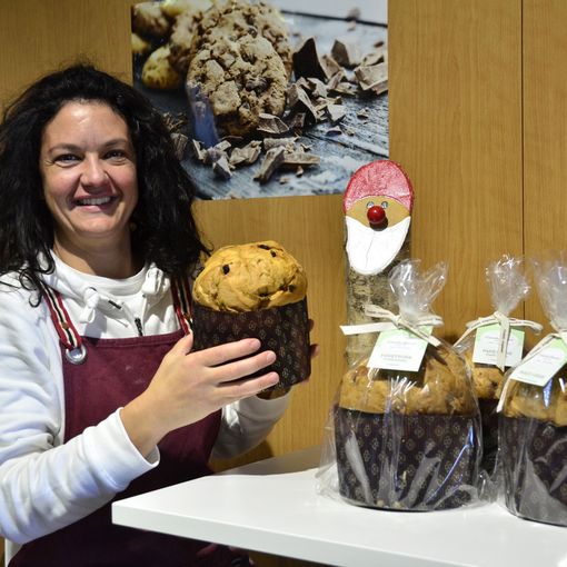 Stefania nel negozio Colombo &amp; Marzoli di via Morosini scarta un esemplare del profumatissimo panettone varesino