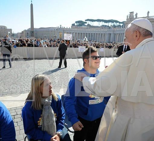 Qui sopra e sotto nella gallery le foto della felicità: Papa Francesco si intrattiene con Daniele De Grandis in biancoblù in piazza San Pietro; poi Danielino è con Laura, moglie del presidente del Pro Patria Club Robetto Centenaro, dopo l'incontro con il Pontefice