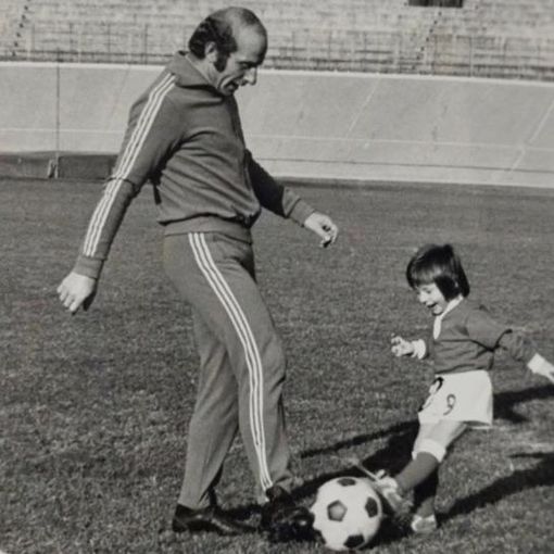 Il leggendario Peo Maroso, scomparso il 16 settembre 2012 a 78 anni, gioca a calcio con il figlio Virgilio sul prato del Franco Ossola. Sotto nella gallery è con la nipote Martina