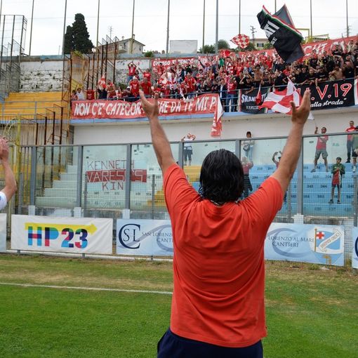 Porro sotto la curva a Sanremo, nel fuoco biancorosso (foto Ezio Macchi)